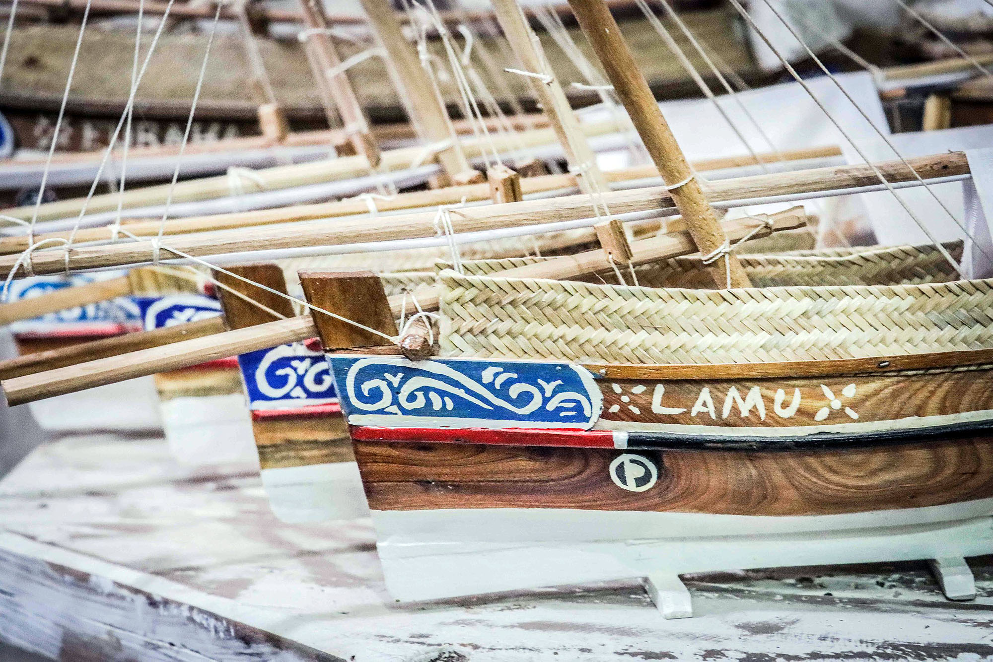 Traditionelle Dhow auf dem Indischen Ozean vor der Küste von Lamu, Kenia, im goldenen Abendlicht.