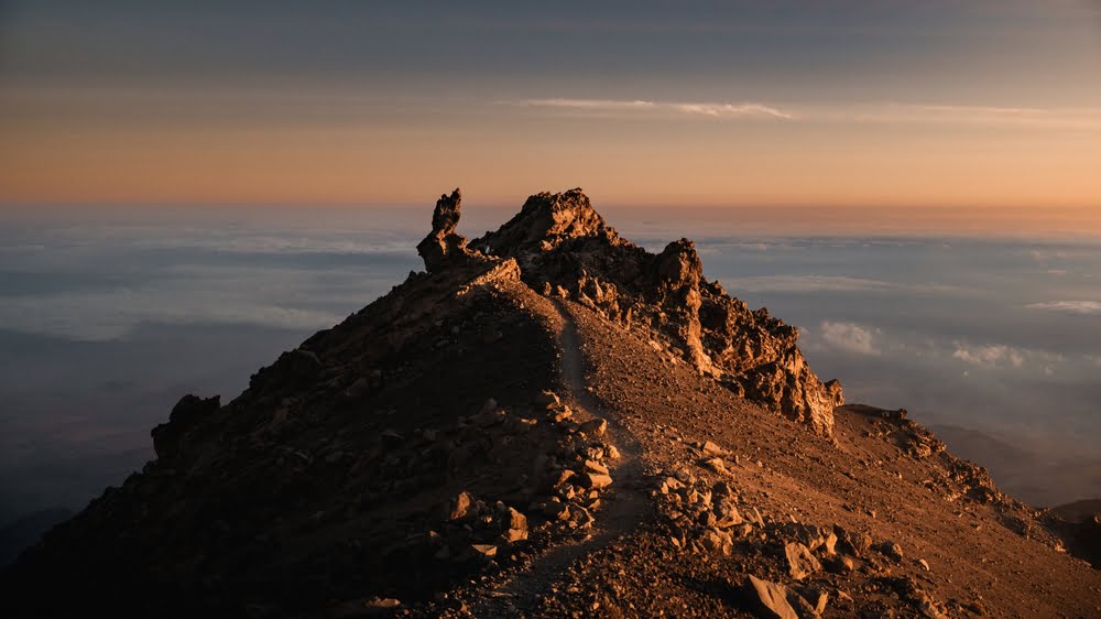 Vergletscherte Gipfelzone des Mount Kenya im Morgenlicht, Kenia