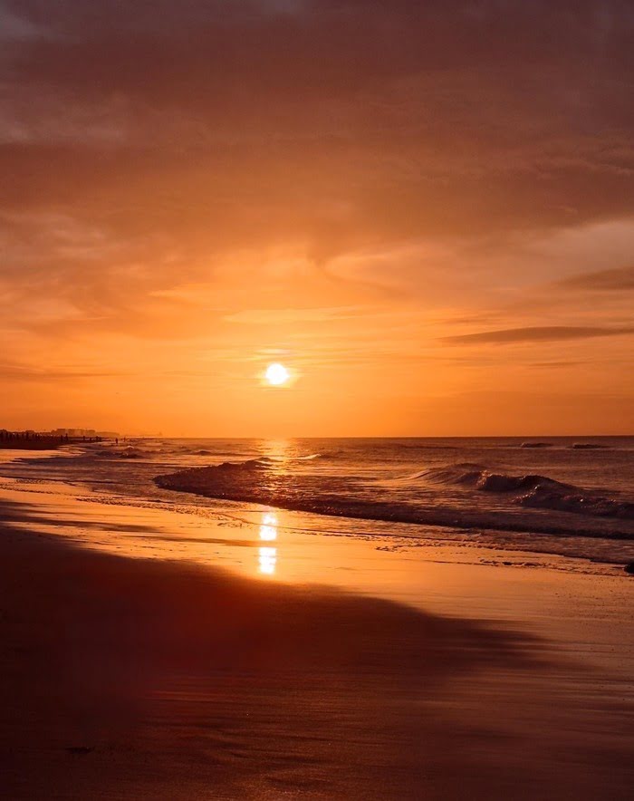 Sonnenuntergang über einem einsamen Sandstrand an der Südküste Mosambiks mit Blick auf den Indischen Ozean – Quirimbas-Archipel Luxusreise.