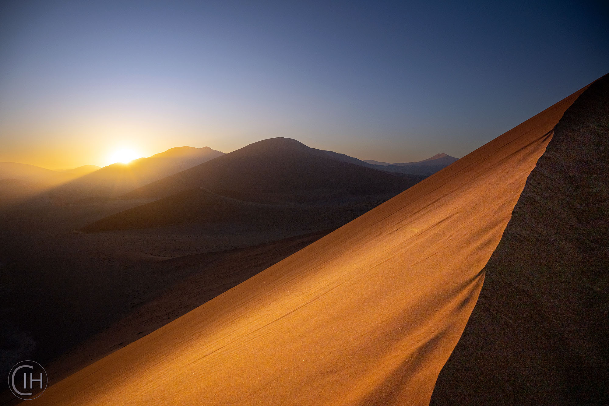 Rote Dünen des Sossusvlei im Morgenlicht, Namib-Wüste Namibia