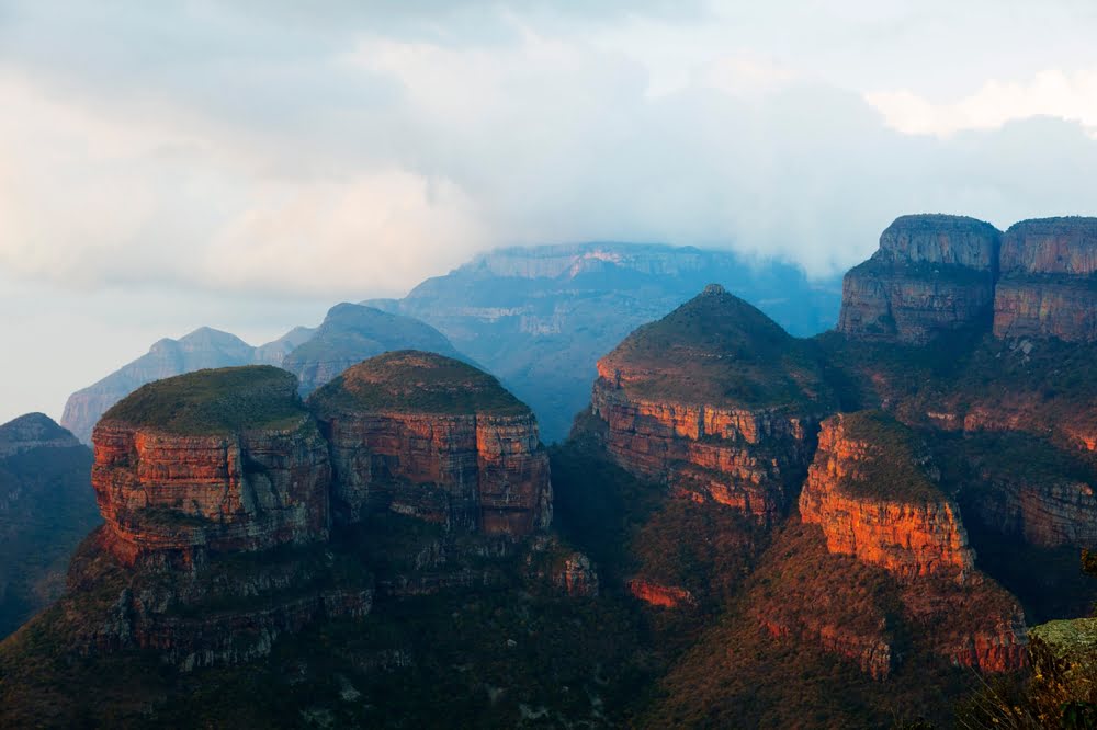 Spektakuläre Felsformationen des Blyde River Canyon in Südafrika mit dramatischen Wolken und weitem Blick über die Panorama Route.