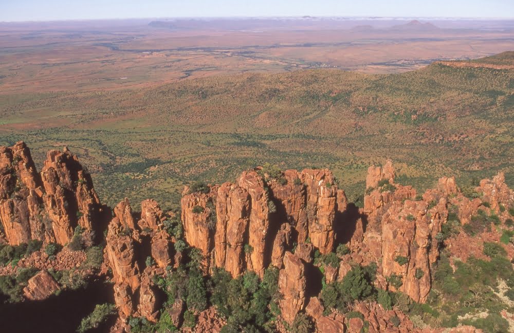 Weite Landschaft des Eastern Cape in Südafrika mit markanten Felsformationen, offenen Ebenen und unberührter Wildnis.